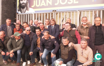 El homenajeado posa con otros veteranos cadistas al final del acto