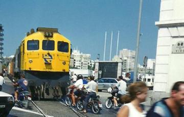 Imagen de archivo de tren por el interior ciudad camino al muelle.