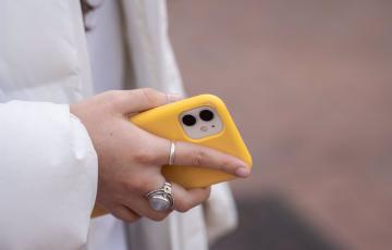 Una mujer con un teléfono móvil en la mano como imagen de recurso