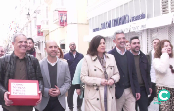 Una de las candidaturas en dirección a la sede socialista por la calle Ancha este martes