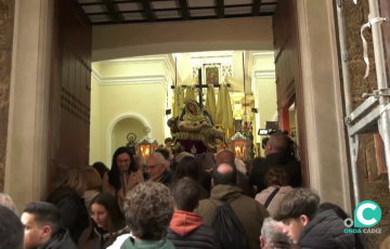 Numerosos fieles en la calle Isabel La Católica donde la Dolorosa del Caminito se quedó en su templo por las inclemencias meteorológicas