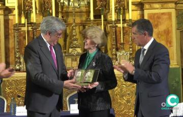 Momento de la entrega del reconocimiento a los Valores Constitucionales