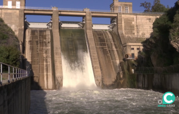 La presa de los Hurones desembalsando agua tras alcanzar el máximo de su nivel