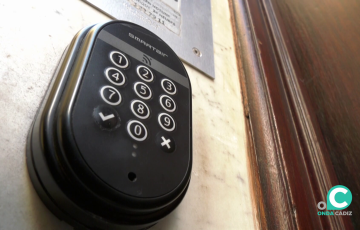 Control de acceso a la entrada de un edificio del centro de Cádiz