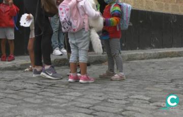 Niños y niñas de Cádiz a la entrada de un centro educativo. 
