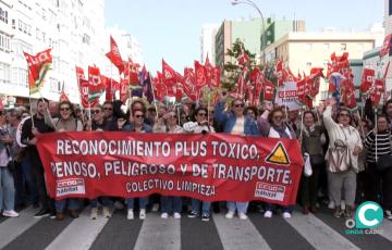 CCOO y UGT han convocado este jueves una manifestación que ha discurrido por la avenida principal de la ciudad. 