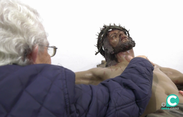 Una mujer junto a la imagen dispuesta en la iglesia de La Merced este miércoles