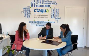 El delegado del Estado en la Zona Franca de Cádiz, Francisco González, y las representantes de Ctaqua, María del Mar Agraso y Maria del Mar Barrios, en la firma de un protocolo conjunto.