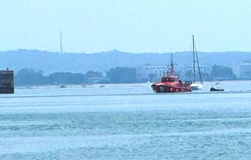 Rescate en la mañana de este sábado de una patera cerca de La Caleta en la que viajaban 15 personas. 