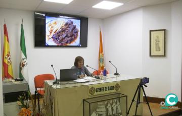 María Luisa Ucero Manzano coordinó una nueva tertulia gastronómica en la sede del Ateneo de Cádiz. 