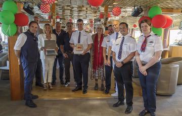 Autoridades junto con resposables del navio en el acto de reconocimiento