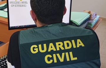 Un agente de la Guardia Civil mira la pantalla de un ordenador.