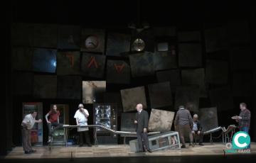 Un momento de la representación de la adaptación teatral de ‘Los Lunes al sol’ en el Falla. 