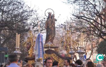 Imagen de María Auxiliadora en procesión por las calles de Cádiz. 
