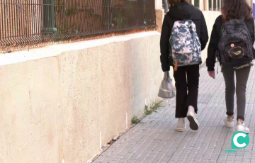 Escolares camino de su centro en una imagen de archivo