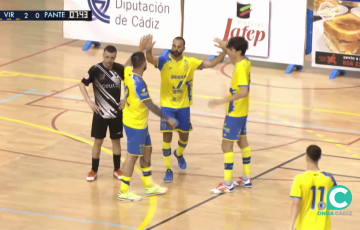 Los jugadores gaditanos celebrar un gol en el Pabellón Ciudad de Cádiz