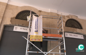 Un operario trabaja sobre un andamio en una de las estructuras del área patrimonial