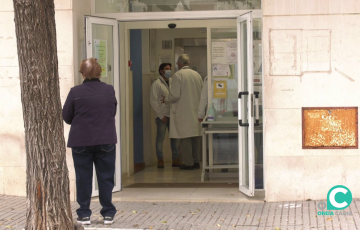Entrada a un centro de atención primaria de la capital gaditana