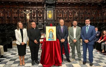 Autoridades con la imagen que anuncia la fiesta 