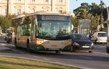 Un autobús urbano circulando por las calles de Cádiz. 