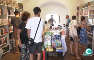 Público en una de las salas del Baluarte de la Candelaria durante la Feria del Libro de Cádiz. 