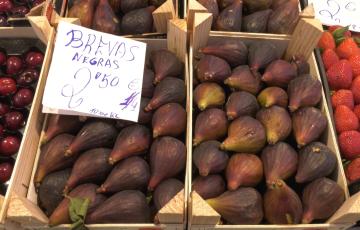 Imagen de un puesto de frutas del Mercado Central de Cádiz.