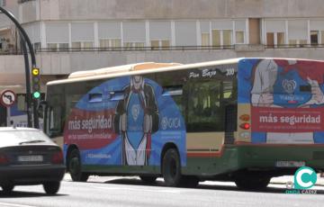 El servicio de autobús urbano por las calles de Cádiz. 