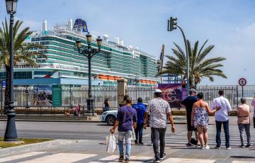Turistas del crucero anclado en el puerto de Cádiz.