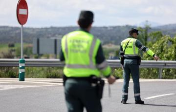 Agentes en un control de carretera en una imagen de archiivo
