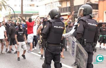 Manifestantes y efectivos de la Policía Nacional en la avenida.