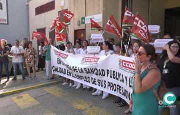 Protesta de la plantilla de la lavandería del Puerta del Mar en su lugar de trabajo. 