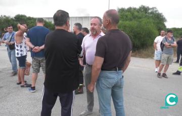 El secretario provincial de Cádiz de Industria de UGT, Antonio Montoro, con trabajadores del metal.