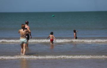 Bañistas en la playa de la Valdelagrana, en El Puerto de Santa María.