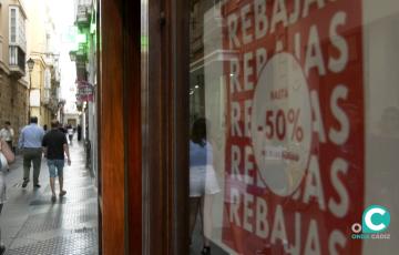 Un escaparate de un establecimiento de la capital promocionando el periodo de rebajas.