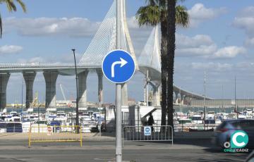 La mujer acabó siendo socorrida en el agua y fue llevada al club Viento de Levante.