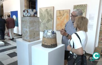 Momento de la inauguración de Sures Exhibition, una muestra colectiva que reunirá a más de 50 artistas y creadores en el claustro y salas del Palacio de la Diputación. 