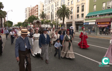 La carreta del Simpecado a su paso por la avenida principal este martes