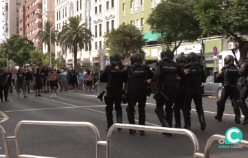 Agentes antidisturbios en una de las actuaciones de este lunes en la capital gaditana