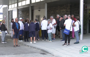 Grupo de cruceristas en la zona de transitos portuario