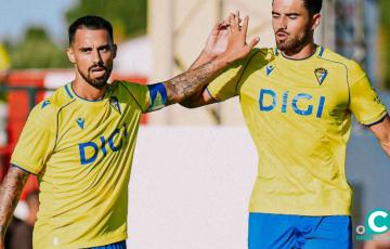 Suso y Álvaro García Pascual celebran el tanto del malagueño (Foto: CádizCF)