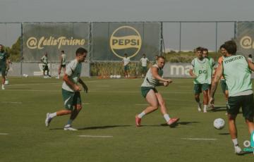 Ontiveros en una tarea del entrenamiento matinal (Foto: Cádiz CF)