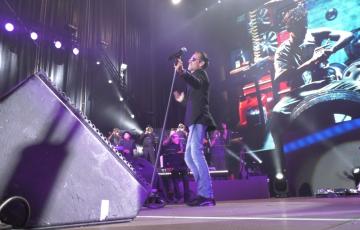 Marc Anthony pone a tono a sus fan en el muelle Reina Victoria.