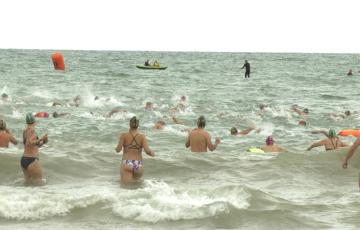 La natación en aguas abiertas convierte 2.500 metros en solidaridad.