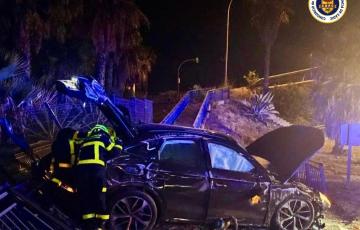 Efectivos de Bomberos y de Policía Local en la zona del accidente producido en el nudo de Cortadura.