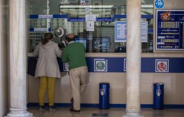 Dos personas compran lotería en una administración en una imagen de archivo