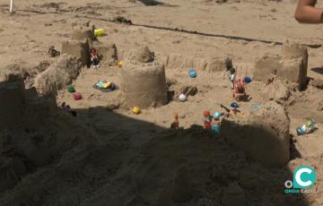 Uno de los castillos de arena realizados en las playas de la Victoria y de La Caleta. 