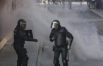 Dos agentes intervienen en una de las movilizaciones sucedidas la capital gaditana