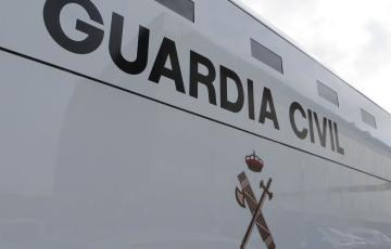 Vehículo de la Guardia Civil en un sendero.