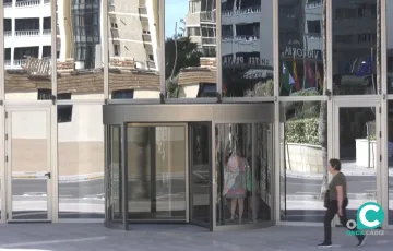Turistas acceden a la entrada de un hotel en la capital gaditana. 