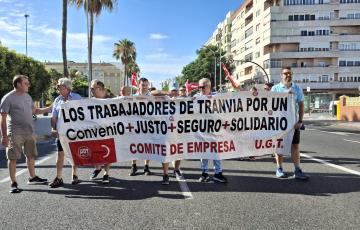 Manifestación, este viernes, de los trabajadores del servicio de autobús urbano.